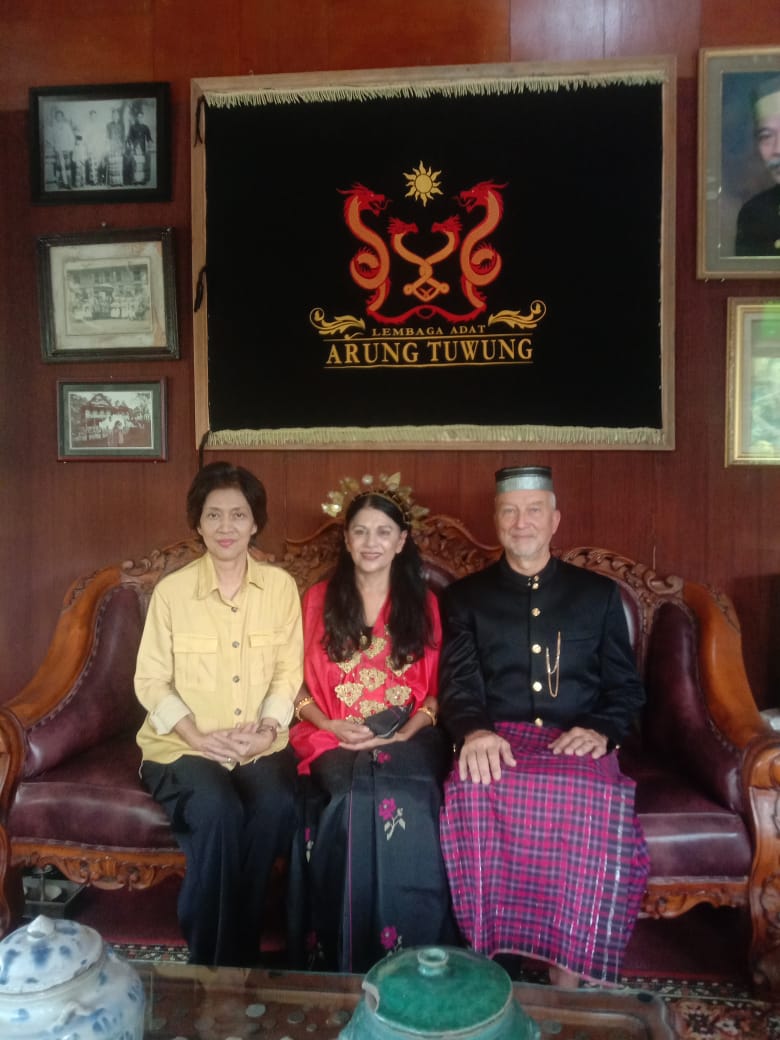 Kunjungan Turis Belanda ke Museum Arung Tuwung Baru, Menikmati Koleksi Benda Bersejarah